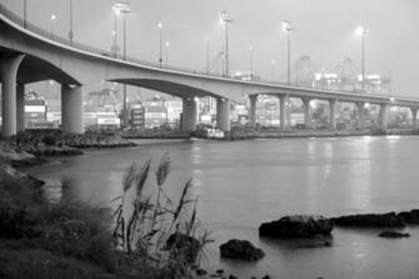 El puente de entrada al puerto de Algeciras por el acceso norte, elegido para el rodaje de varios anuncios, en una fotografía reciente.