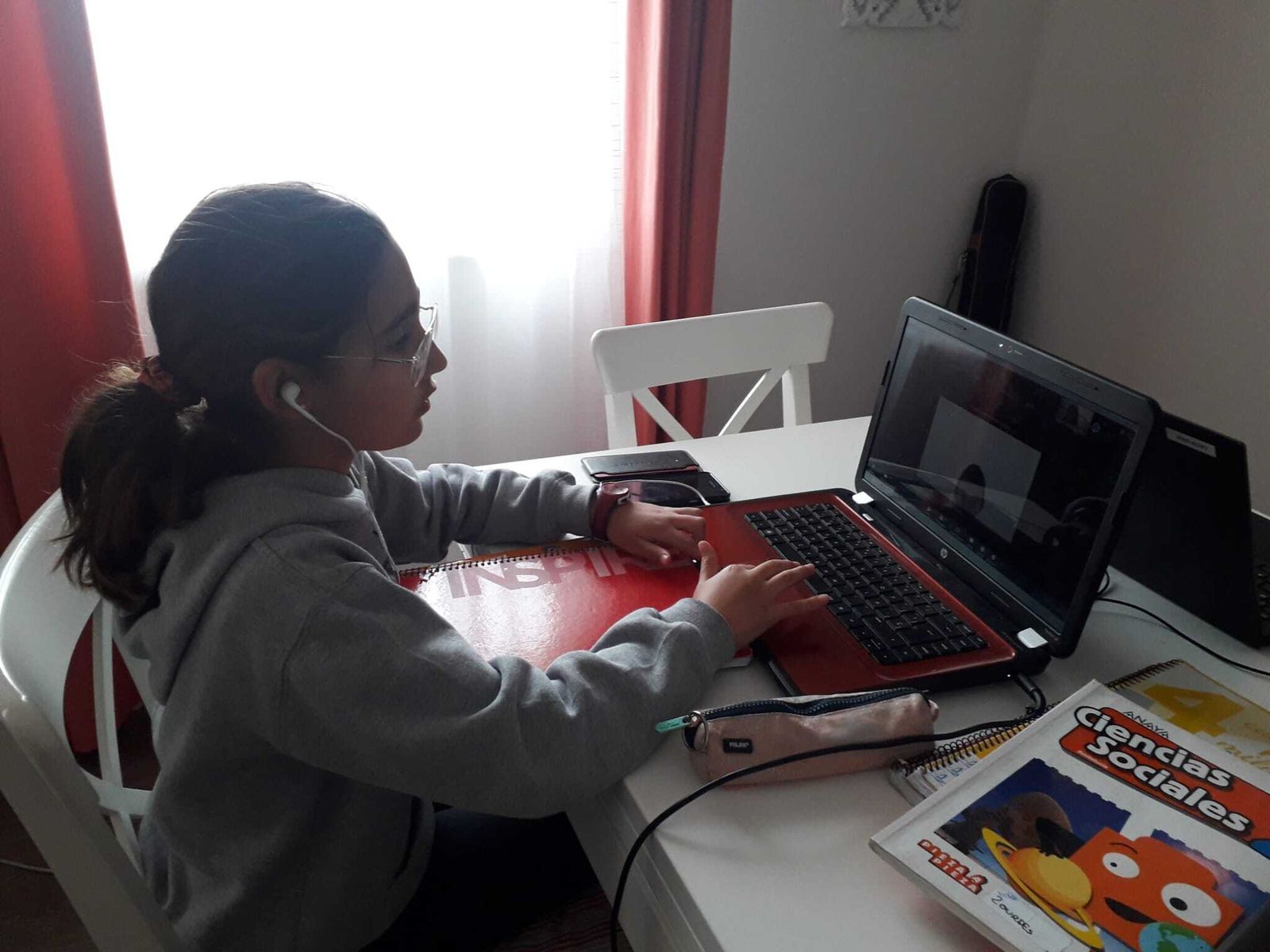 Una niña siguiendo una clase a través del ordenador durante el confinamiento.