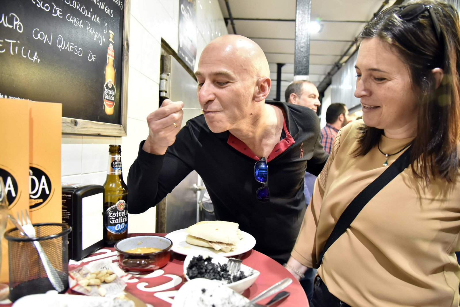 Un hombre degusta uno de los guisos en la Ruta del Cuchareo y el Ibérico de La Línea.