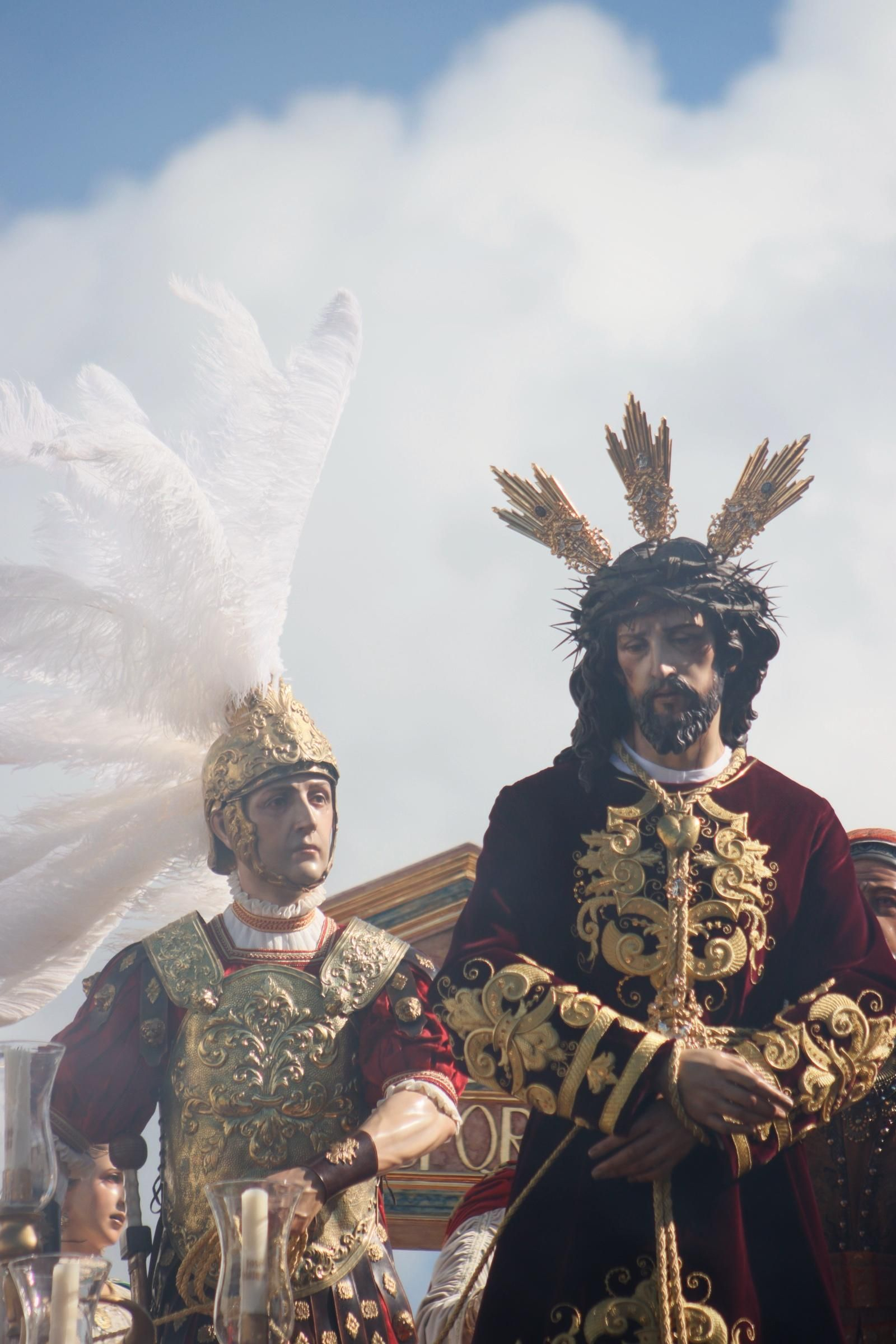 Imágenes de la salida del Amor en la Semana Santa de Chiclana 2025