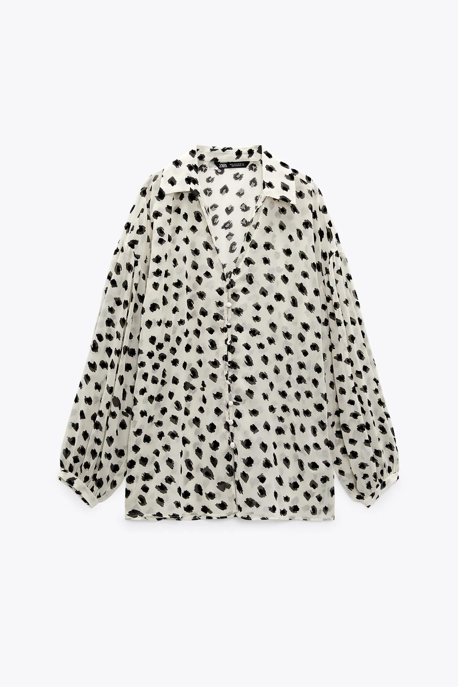 Blusa con estampado moteado de Zara.