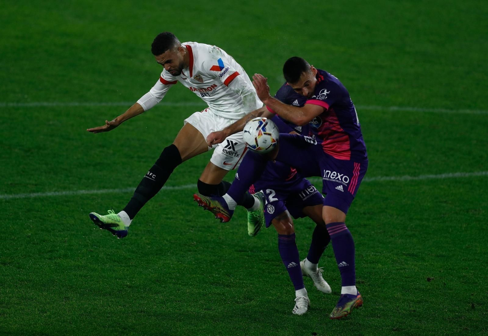 El delantero sevillista En-Nesyri pugna con defensores del Valladolid.