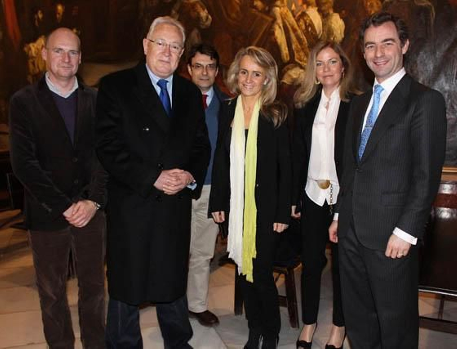 Manuel Hurtado, jefe de Actividades del Alcázar; el parlamentario Jaime Raynaud,medalla del Consejo Andaluz de Colegios de Aparejadores en 2009; Antonio Albardonedo (Departamento de Historia del Arte) y Lola Robador (catedrático), ambos de la Hispalense; Pilar Luengo, directora adjunta del Real Alcázar, y Luis Rey, director del Colegio de San Francisco de Paula.

Foto: Victoria Ramírez