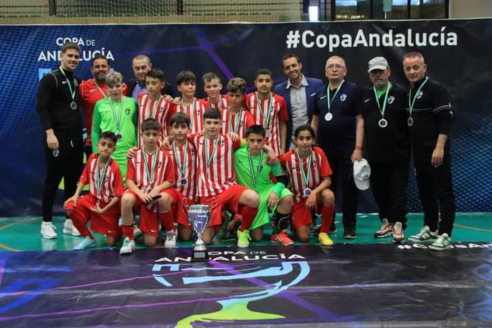 La selección almeriense alevín posa con su trofeo de subcampeón de Andalucía