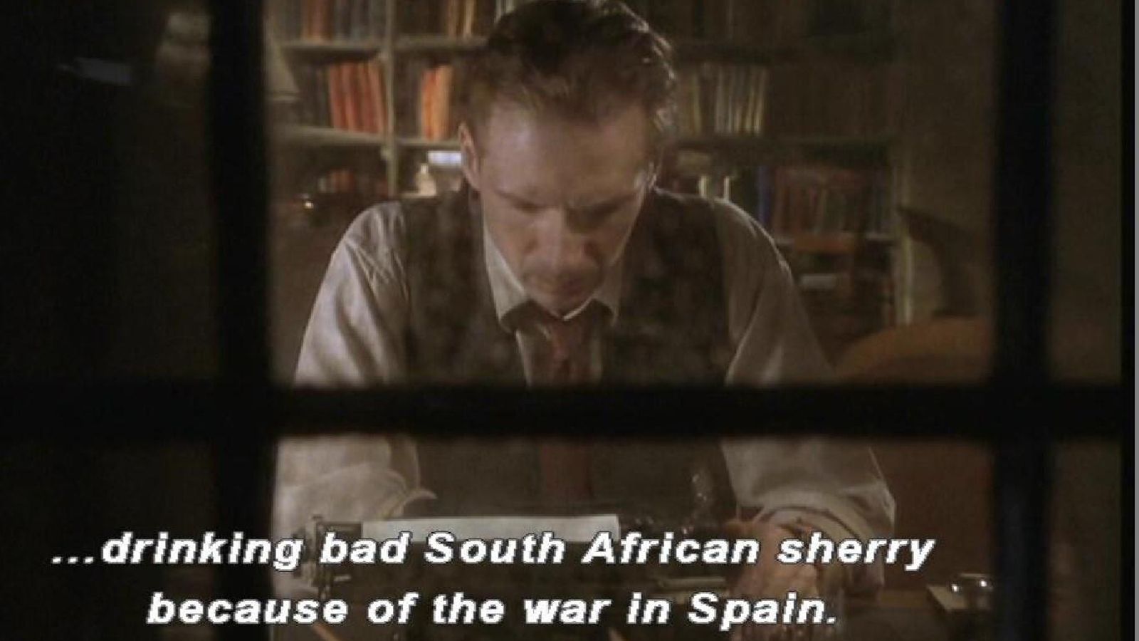 Ralph Fiennes, en 'El fin del romance', se ve privado del jerez original.