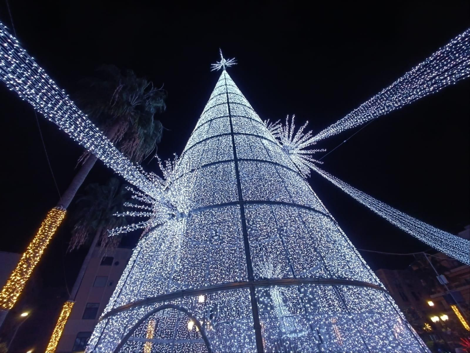 El árbol de Navidad en la plaza Alta de Algeciras El árbol de Navidad en la plaza Alta de Algeciras