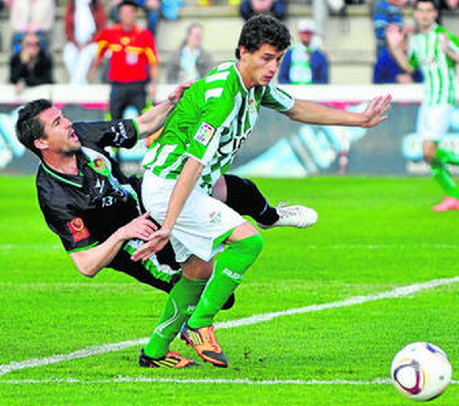Manu Palancar se antepone al jugador del Cacereño Mena en un lance del partido del pasado domingo.