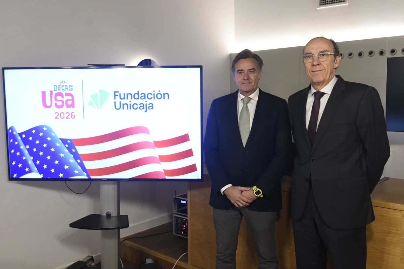 Gerardo Lerones,  director de Actividades Sociales de la Fundación Unicaja y el director general de Aston Herencia, Enrique León.