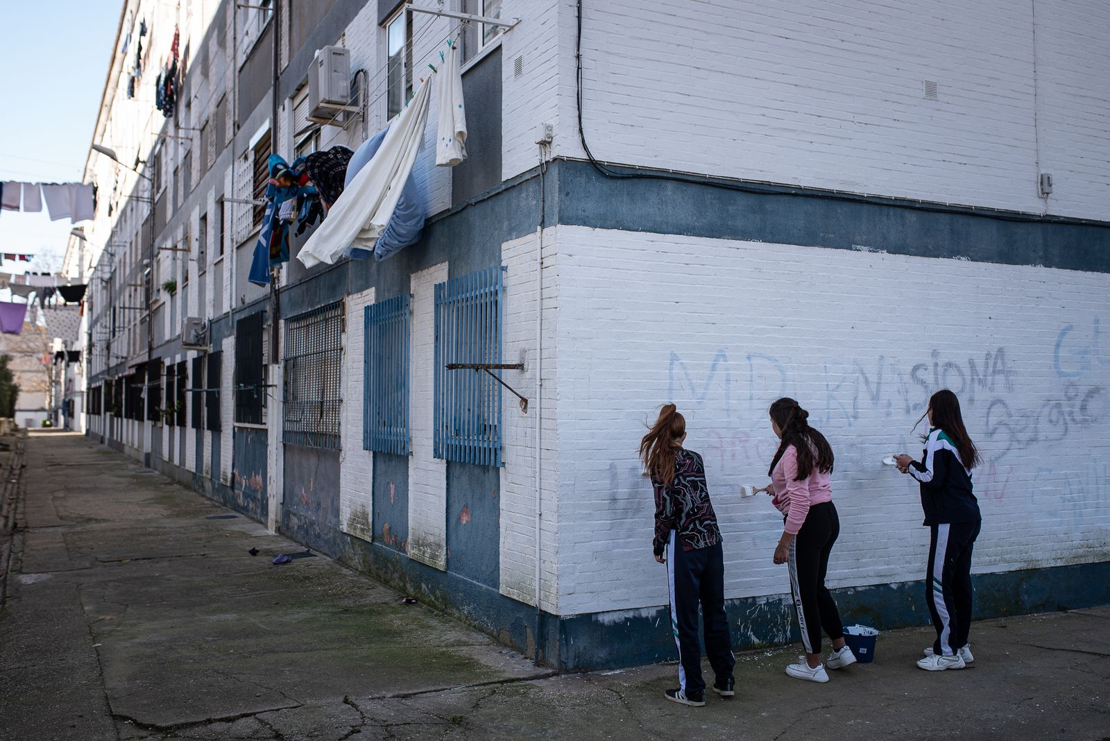 Imágenes de la limpieza de pintadas en La Hispanidad por los alumnos del Colegio de La Hispanidad en el Día de la Paz