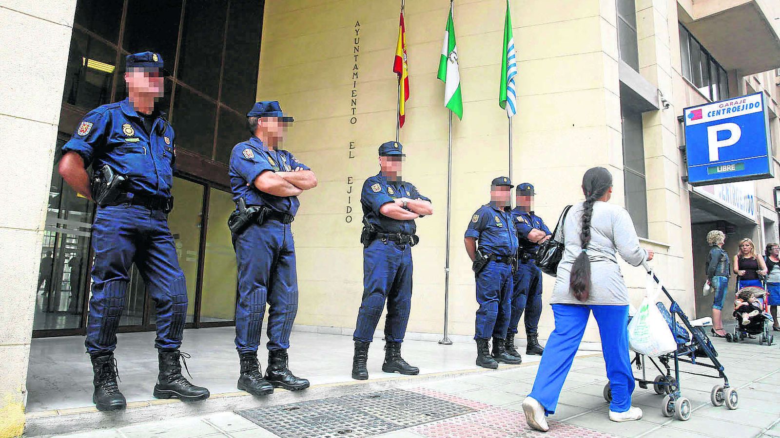 Agentes de Policía Nacional durante los registros y detenciones de la Operación Poniente
