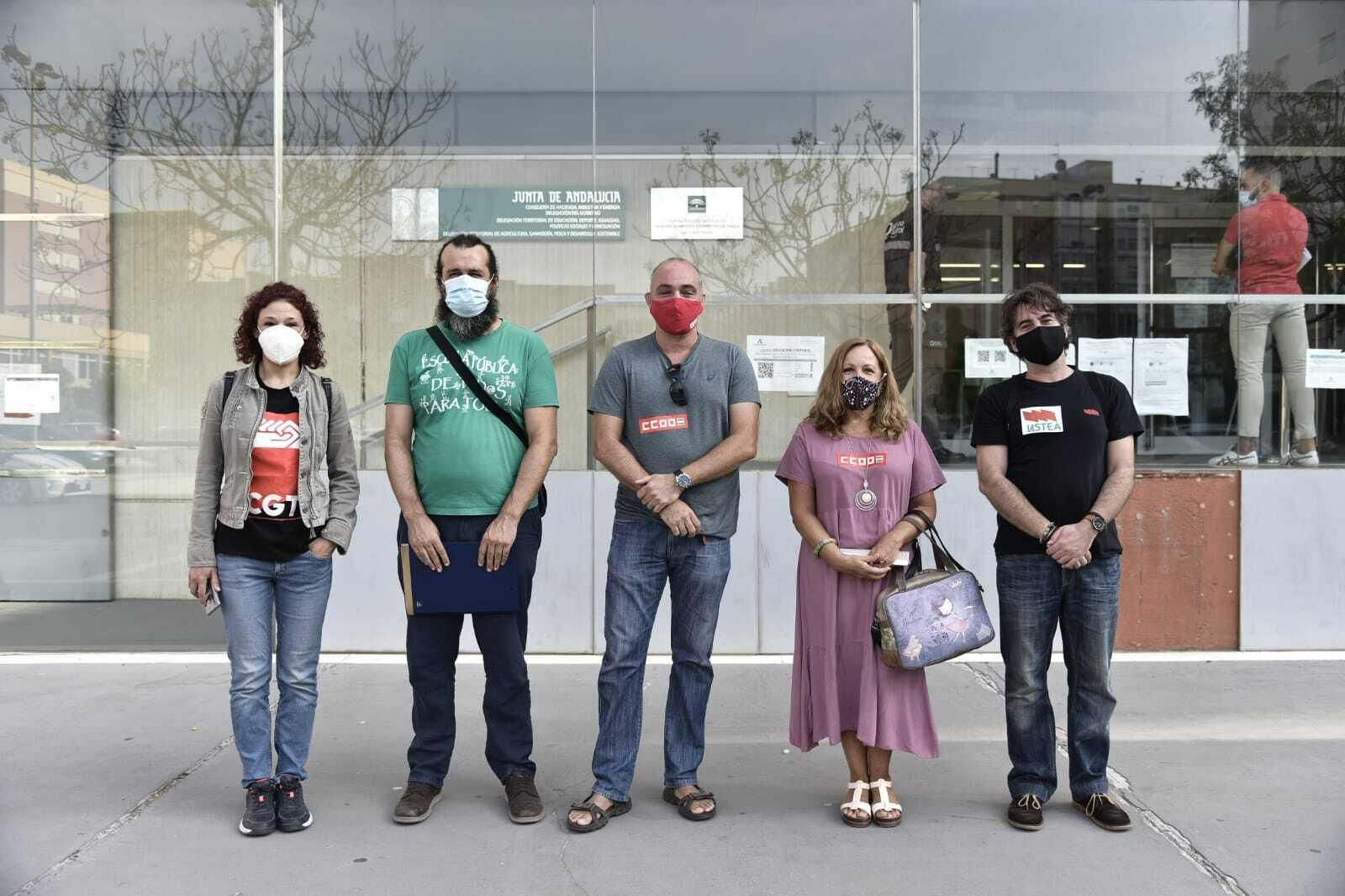 Representantes de los sindicatos, ante la puerta de la Delegación de Educación.
