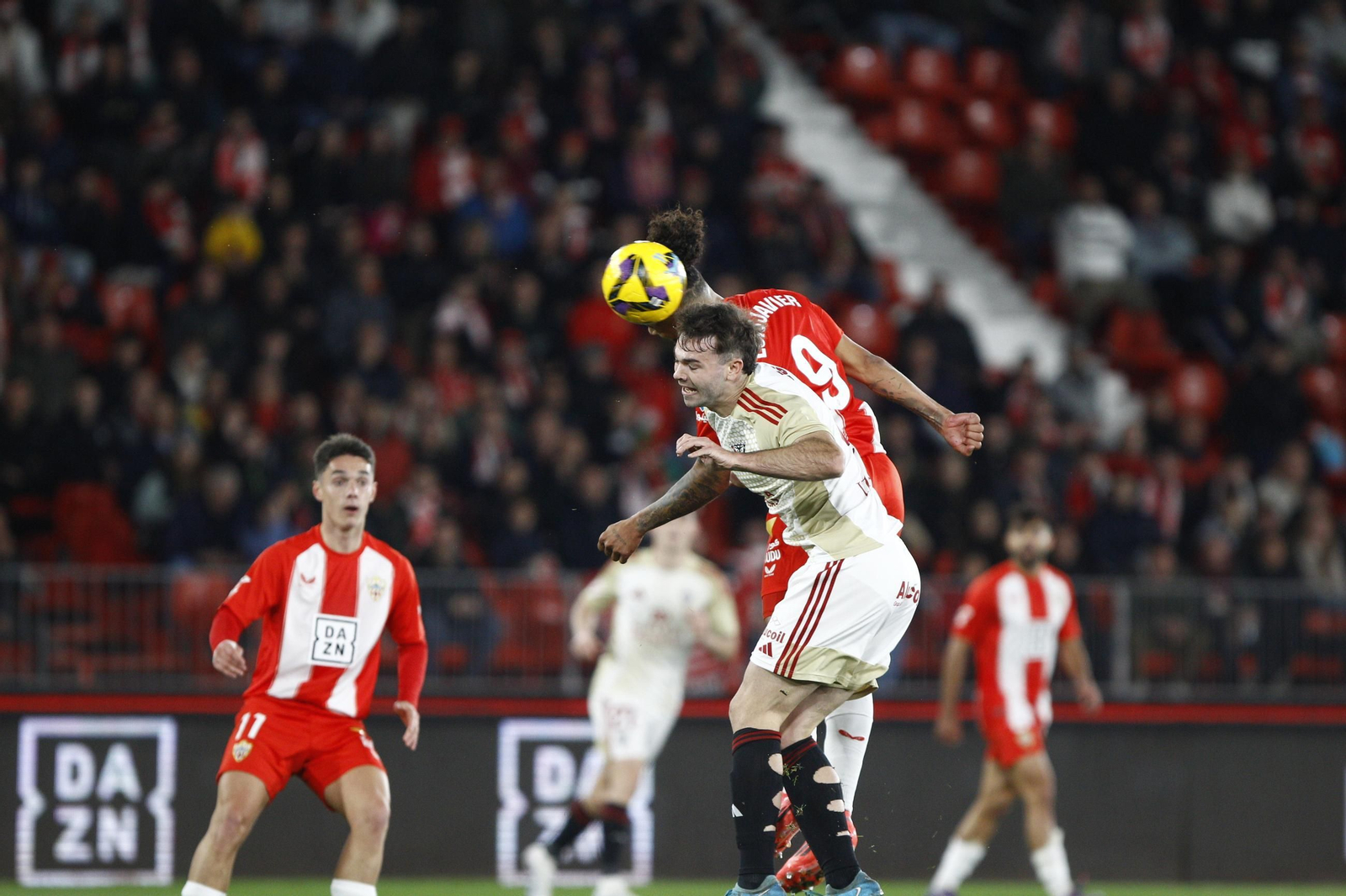 La U.D. Almería se impone por 1-0 al C.D. Mirandés y alcanza la segunda plaza, en imágenes