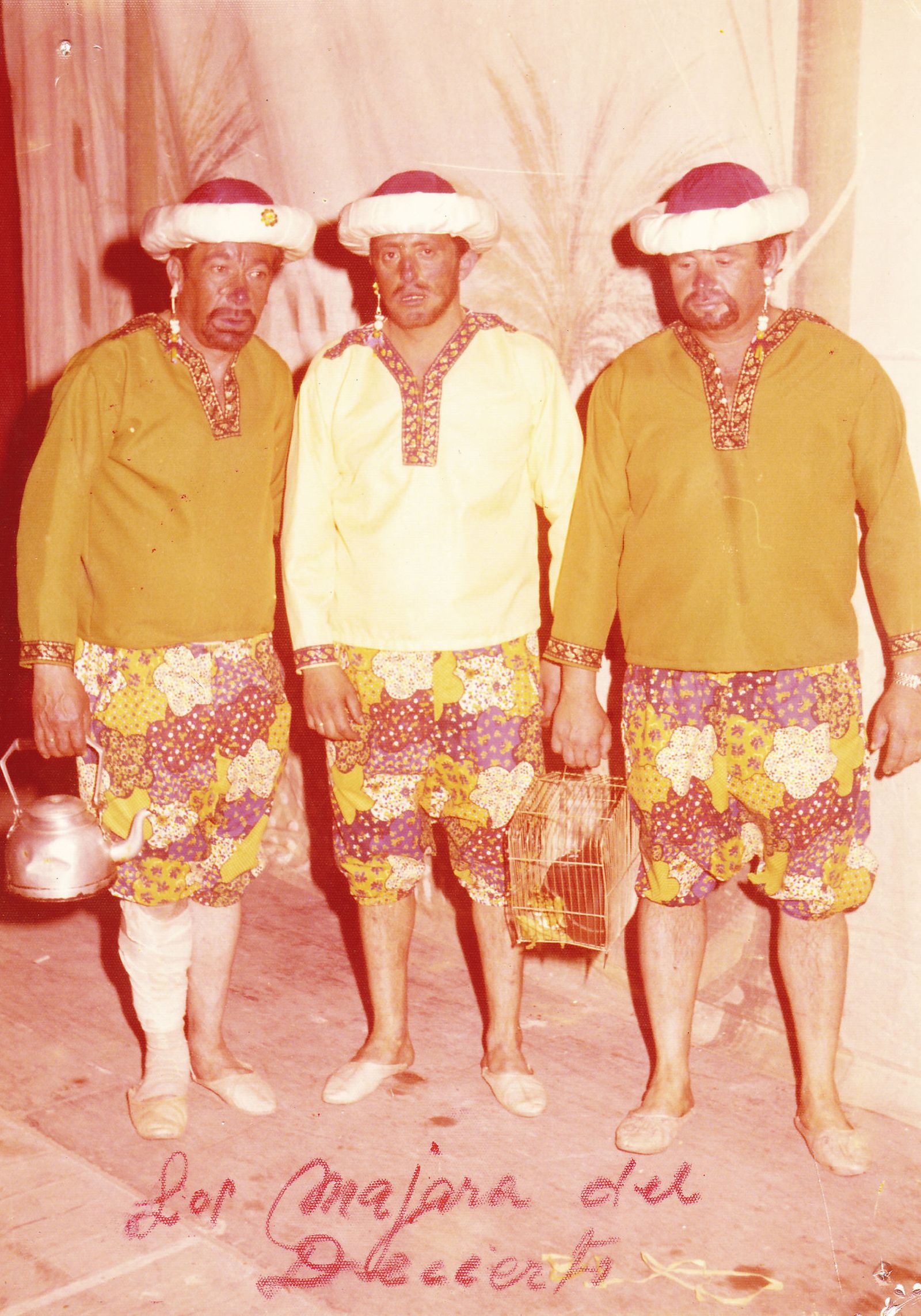 Tres componentes de la chirigota 'Los majaras del desierto', de 1975.