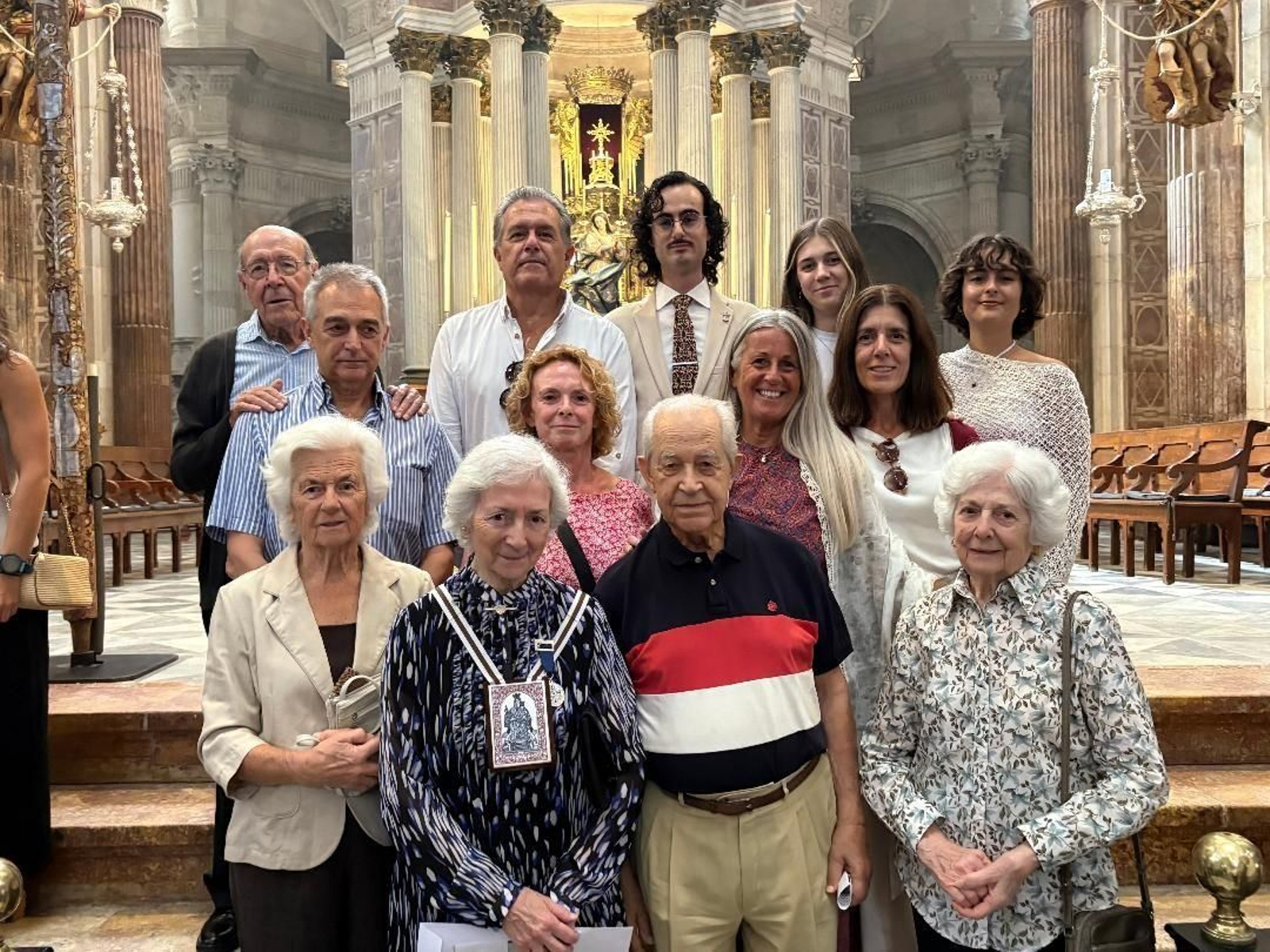 Carmen Miranda, tras finalizar el acto, junto a miembros de su familia.