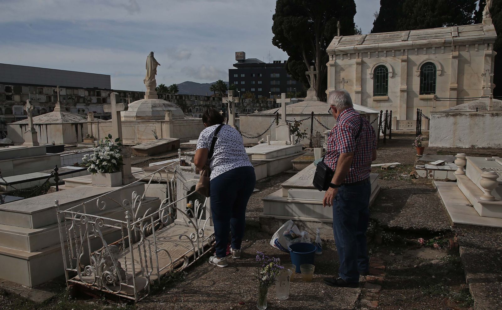 Fotos de los preparativos para los Tosantos en el cementerio de Algeciras