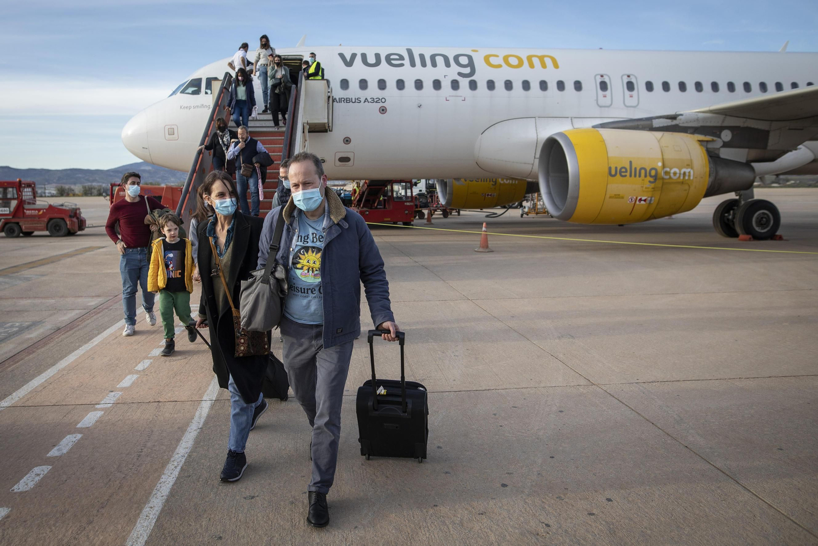 La llegada del primer vuelo de Londres a Granada, en imágenes