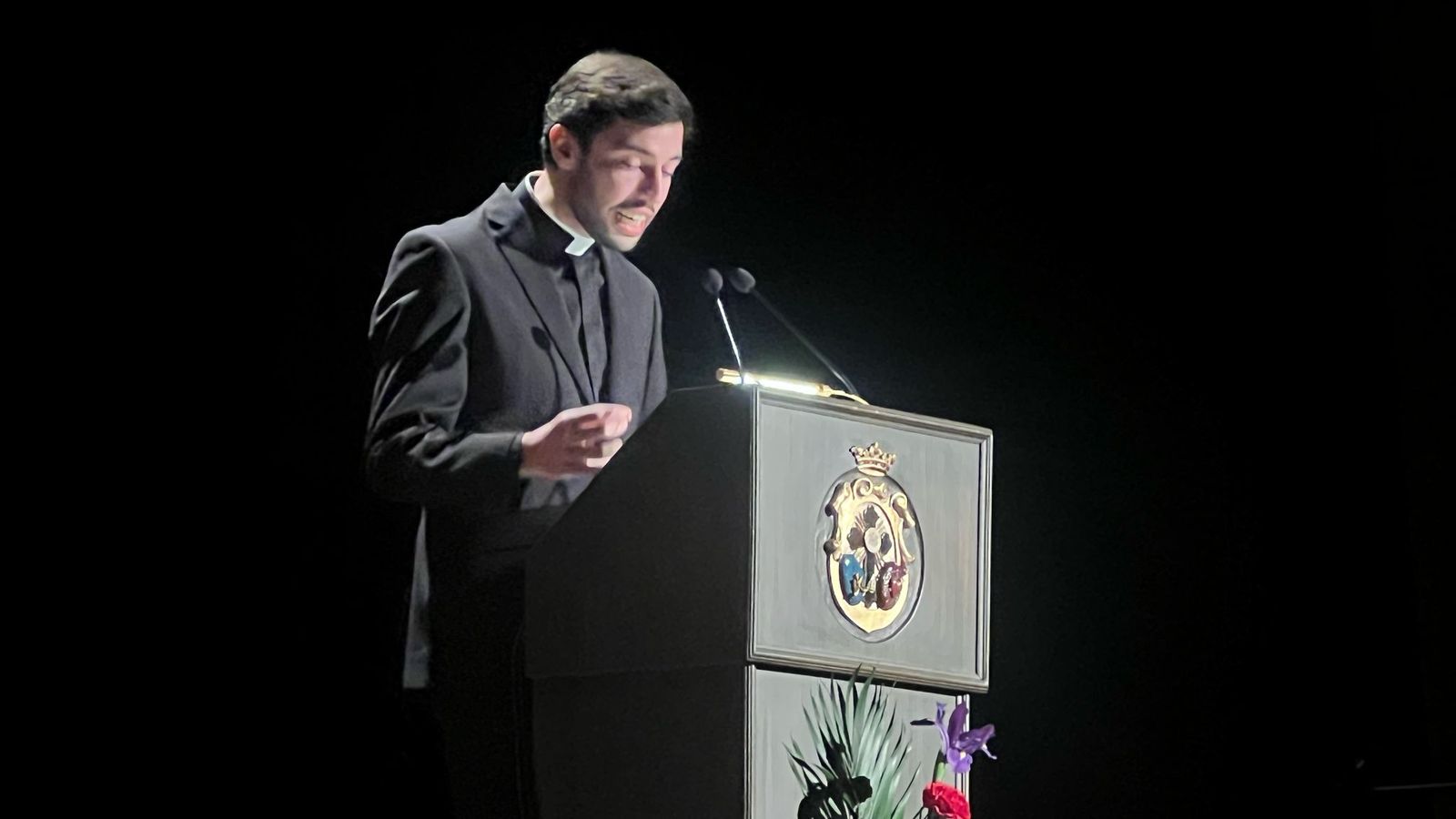 El sacerdote, durante un momento de su exaltación.
