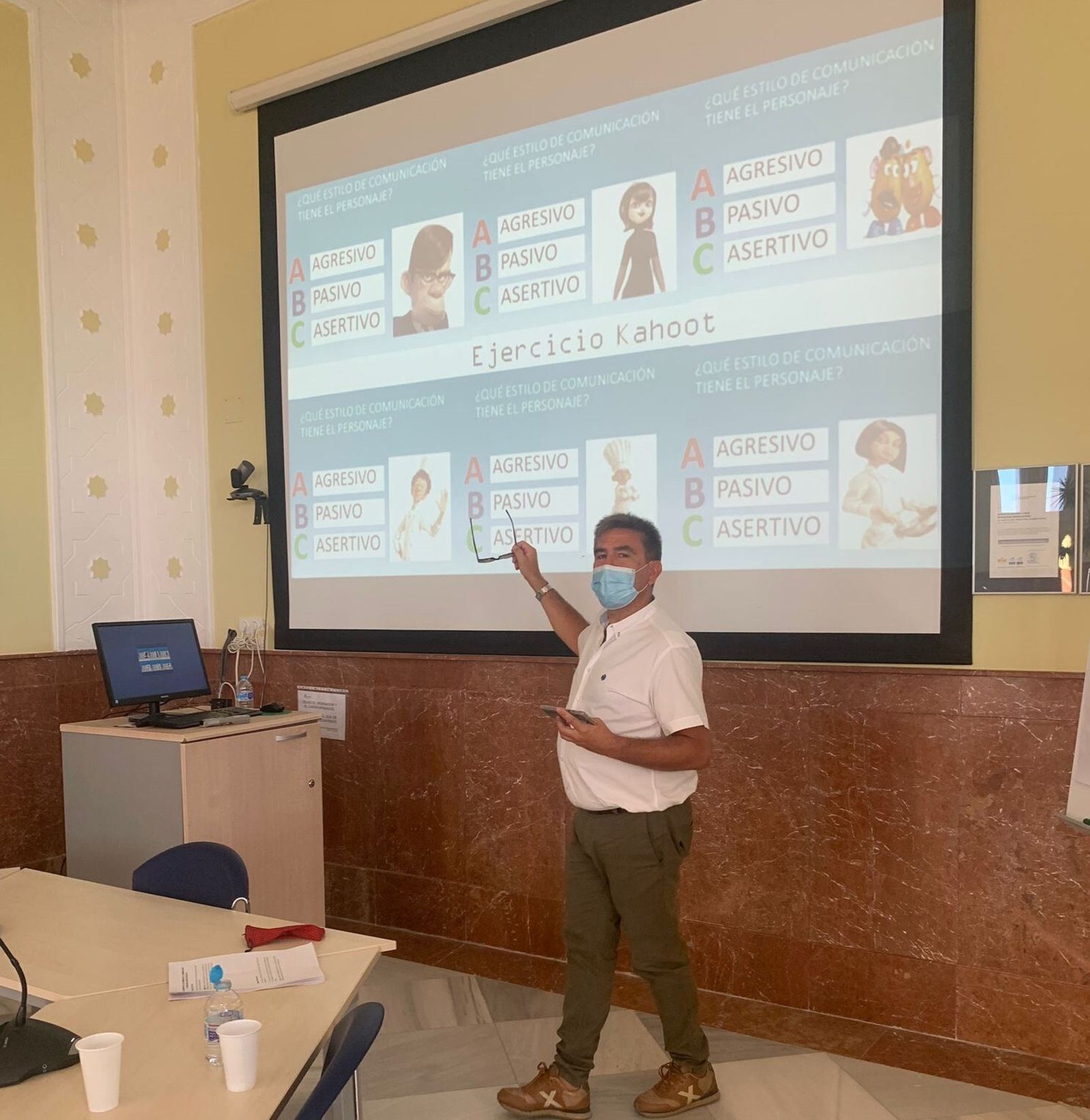 Antonio Linares, enfermero del Hospital de Puerto Real, impartiendo una de las formaciones