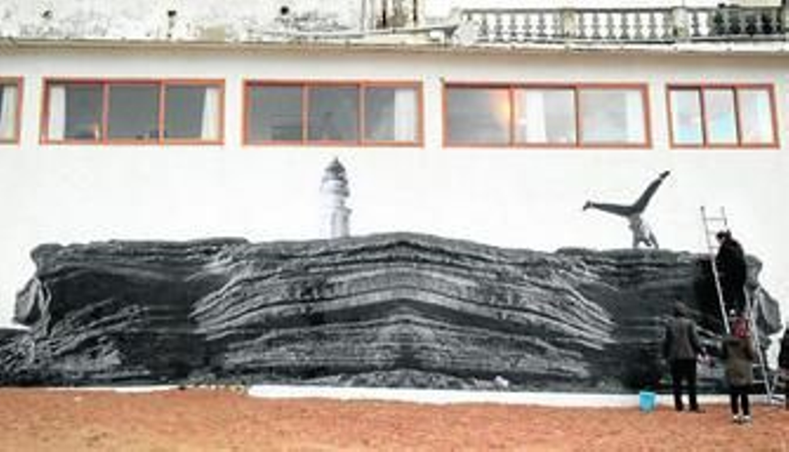 Imagen final de la instalación del fotógrafo Juan Carlos Toro en la playa de Caños de Meca.