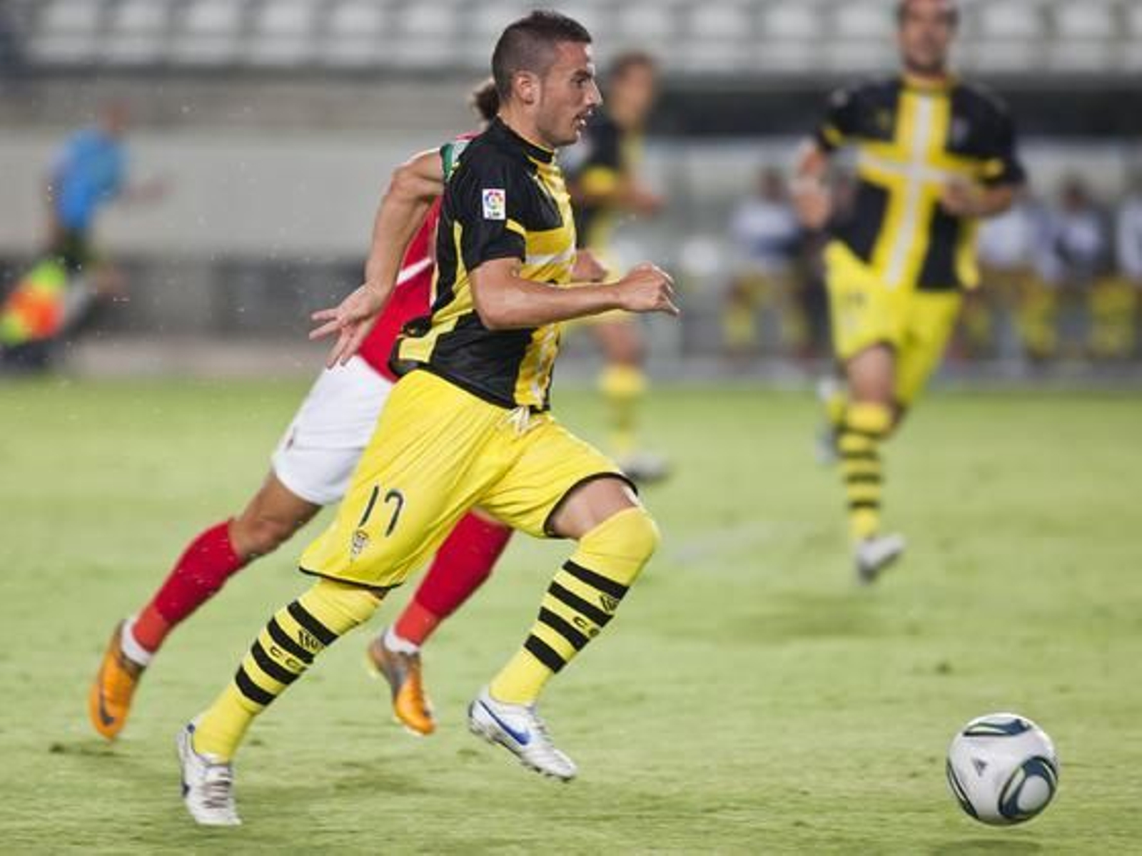 Fernández conduce el balón tras un robo en campo contrario.

Foto: LOF