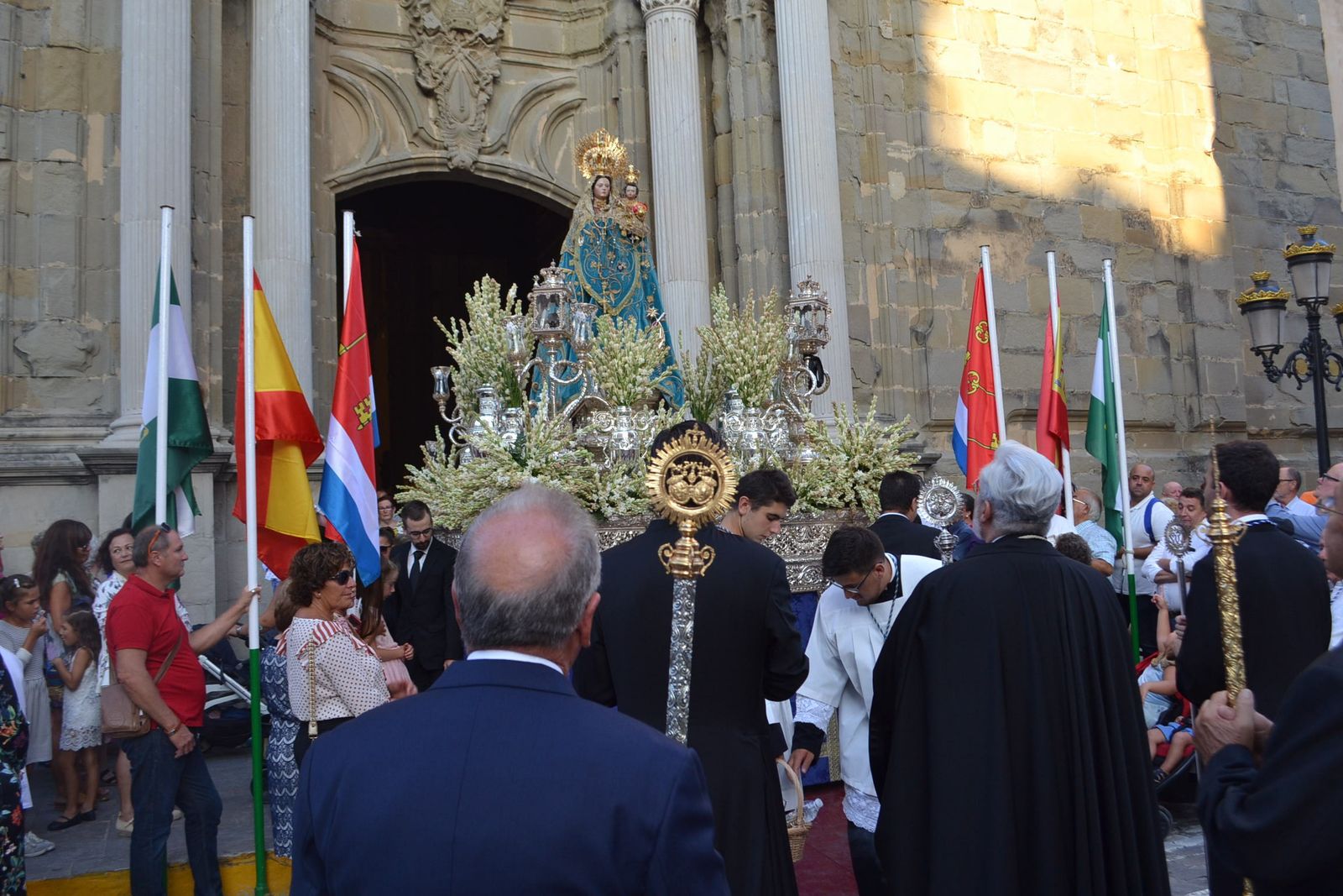 La Virgen de la Luz sale del templo de San Mateo, ayer.