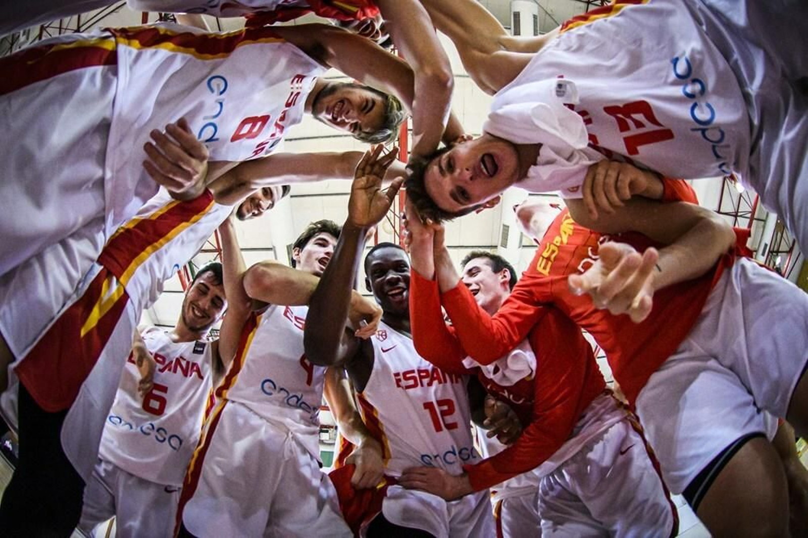 Los jugadores de España celebran la victoria.