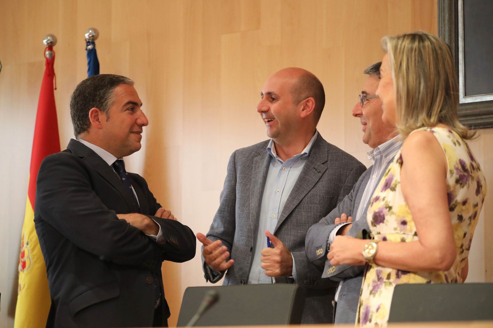 El presidente provincial, Elías Bendodo, y el socialista Francisco Conejo, charlan junto a otros diputados del PP en un receso del pleno.