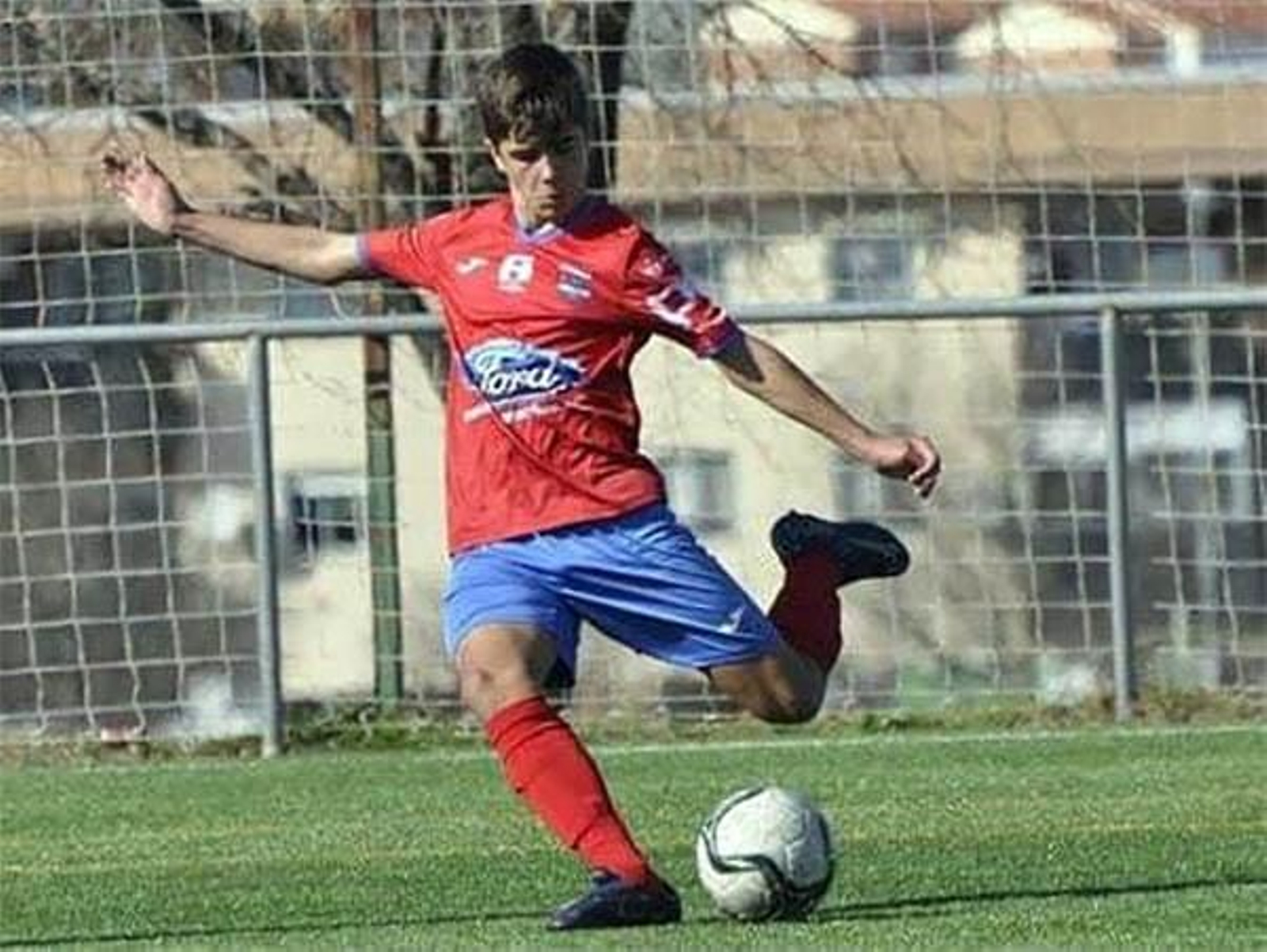 Nacho Vizcaíno golpea el balón con la izquierda.