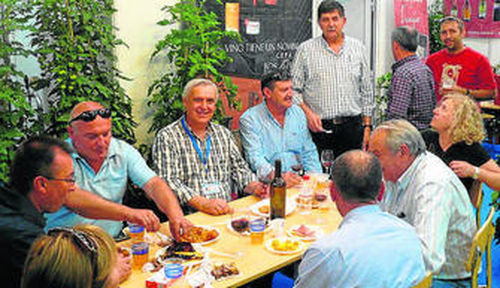 Los delegados de Bayer en Almería, Antonio Ramírez, y de Granada y Málaga, Juan Diego Soler, con Tripiana.