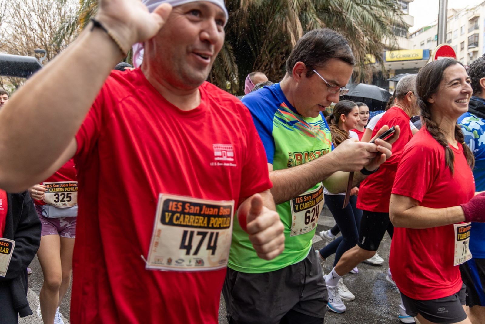 En imágenes: la lluvia no frena a más de un millar de corredores en la V Carrera Popular del IES San Juan Bosco (1)