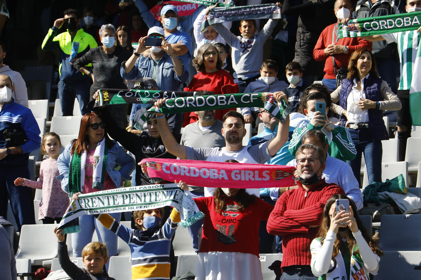 Aficionados blanquiverdes animan durante un partido del Córdoba CF.