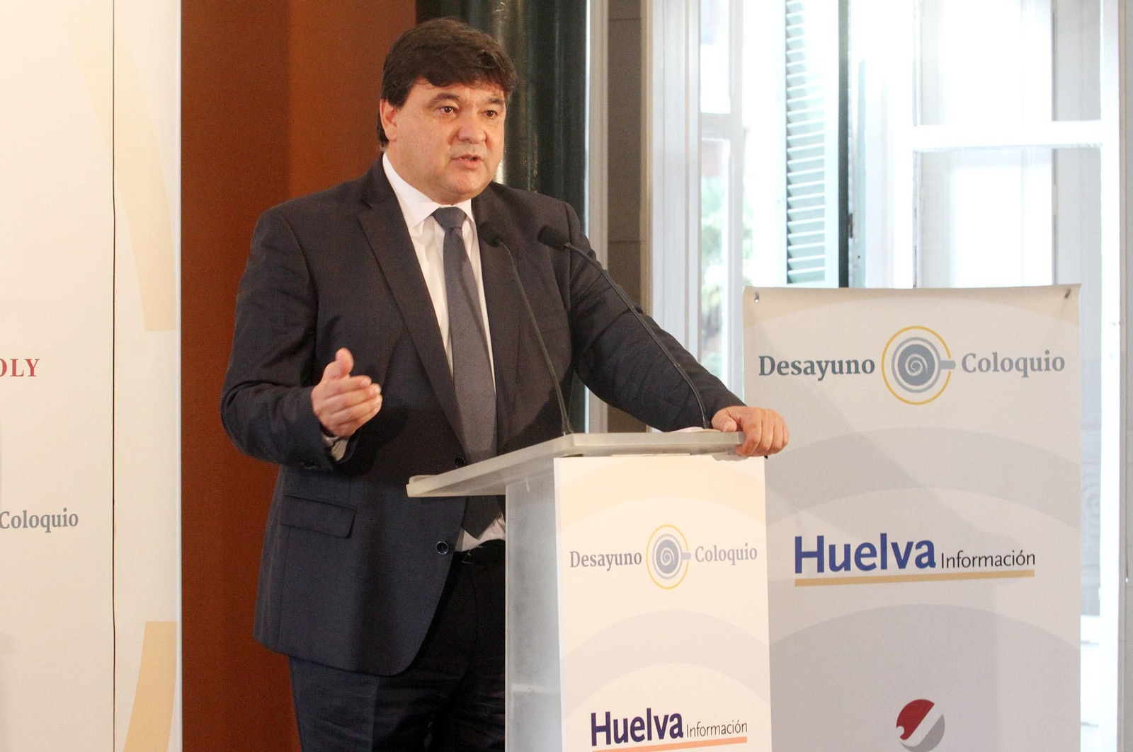 Imágenes de la conferencia y desayuno-coloquio de Gabriel Cruz, alcalde de Huelva