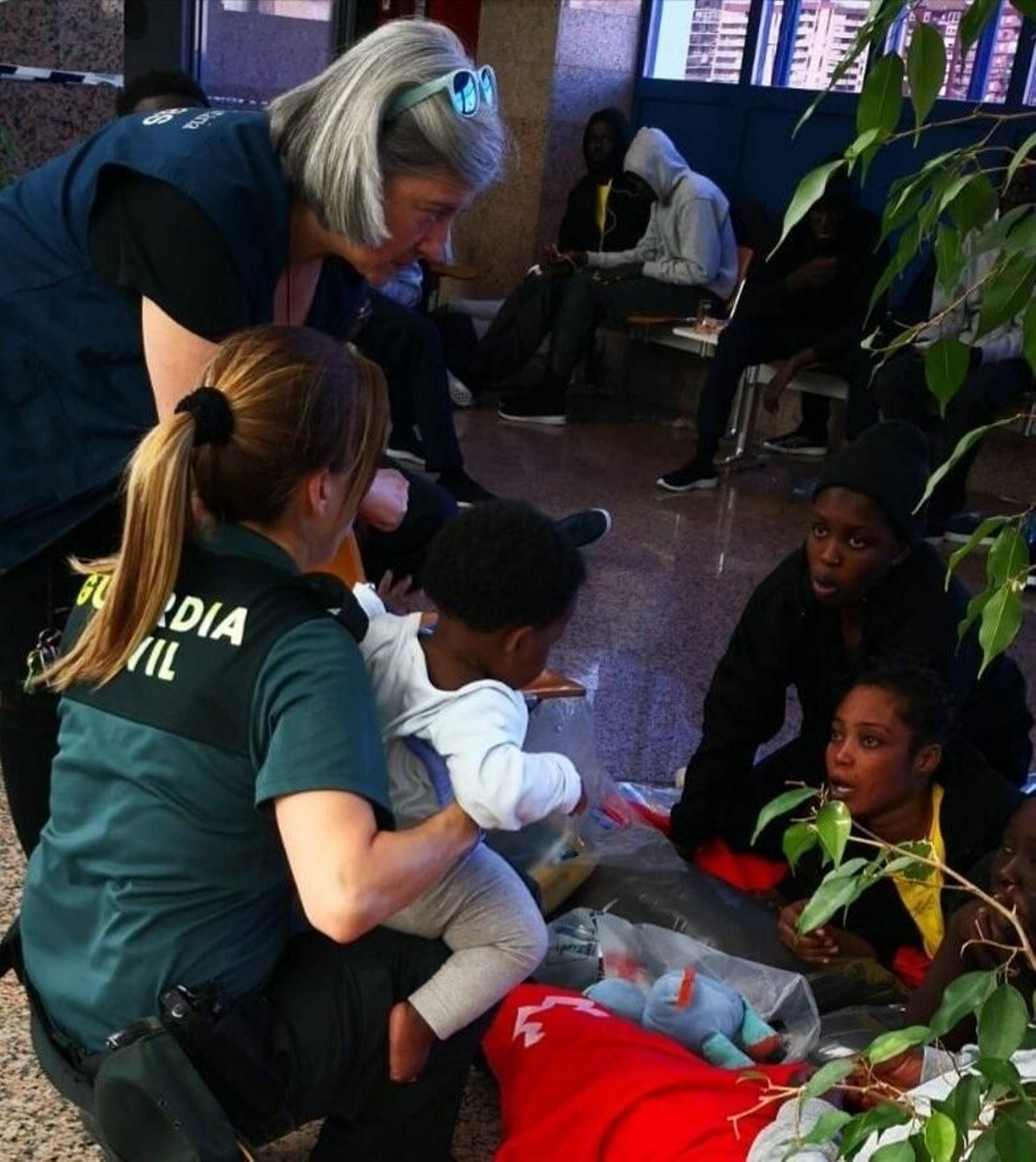 La Guardia Civil atiende a varios migrantes en la estación marítima de Algeciras.