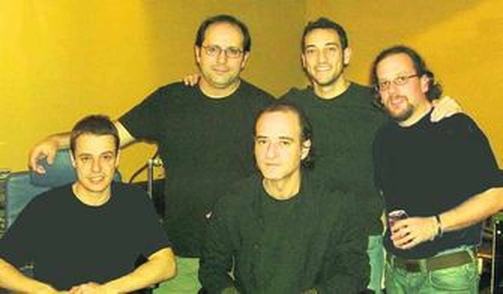 Rosendo Álvarez junto a El Cambio de Tercio. A la izquierda, portada del disco.