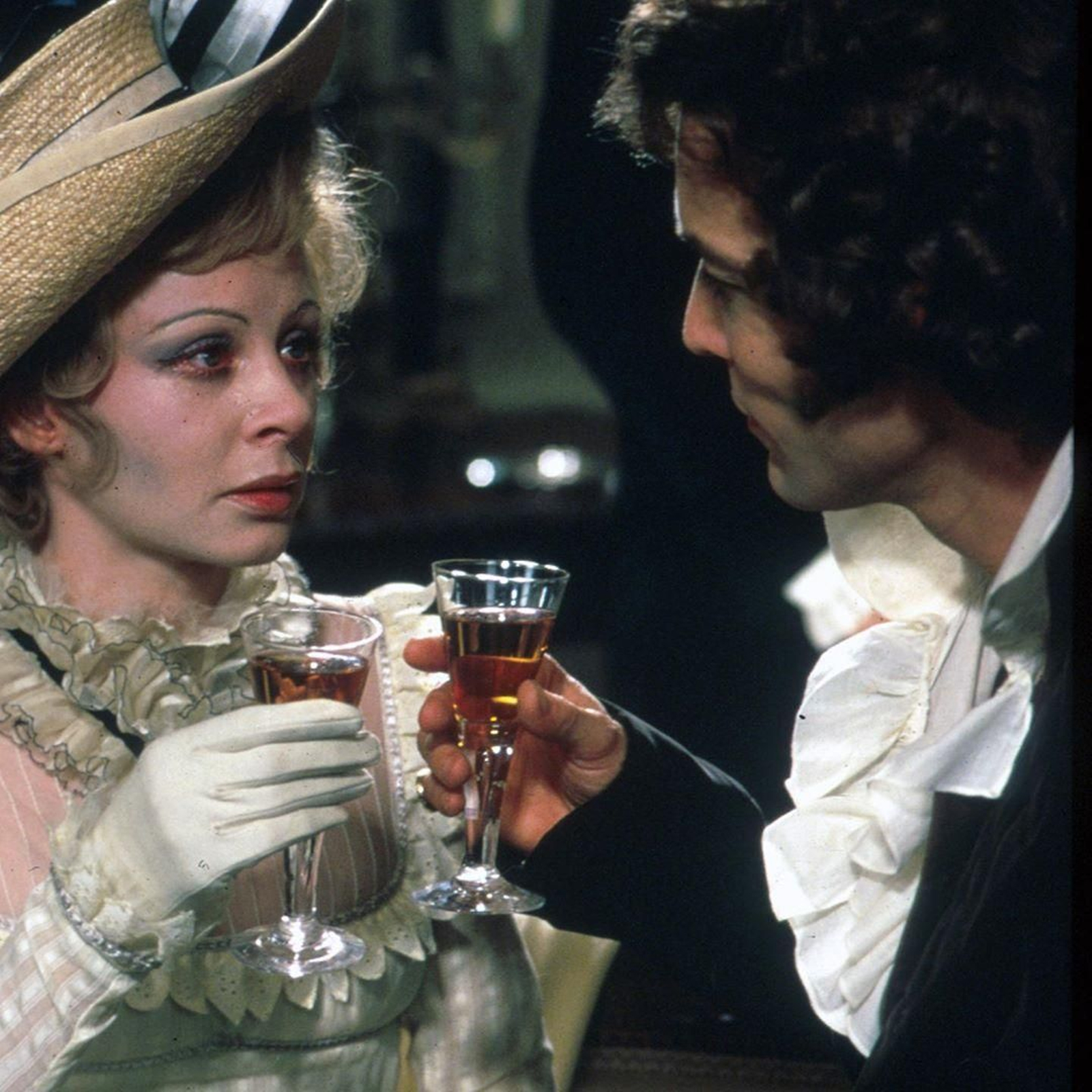 Caroline Lamb y Lord Byron unen sus copas en el film 'Lady Caroline Lamb'.