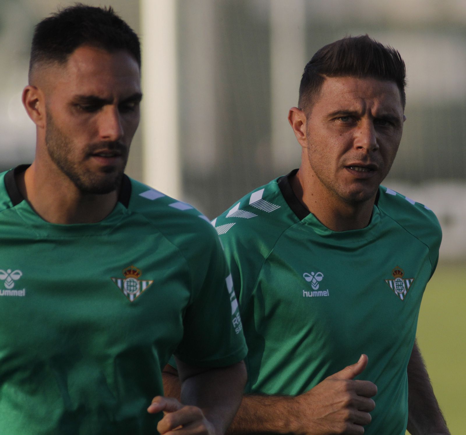 Joaquín, junto a Víctor Ruiz, en un momento del entrenamiento vespertino de ayer de los verdiblancos en la ciudad deportiva.