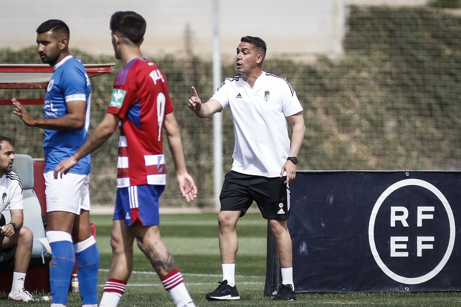 Juan Antonio Milla da instrucciones a sus jugadores.