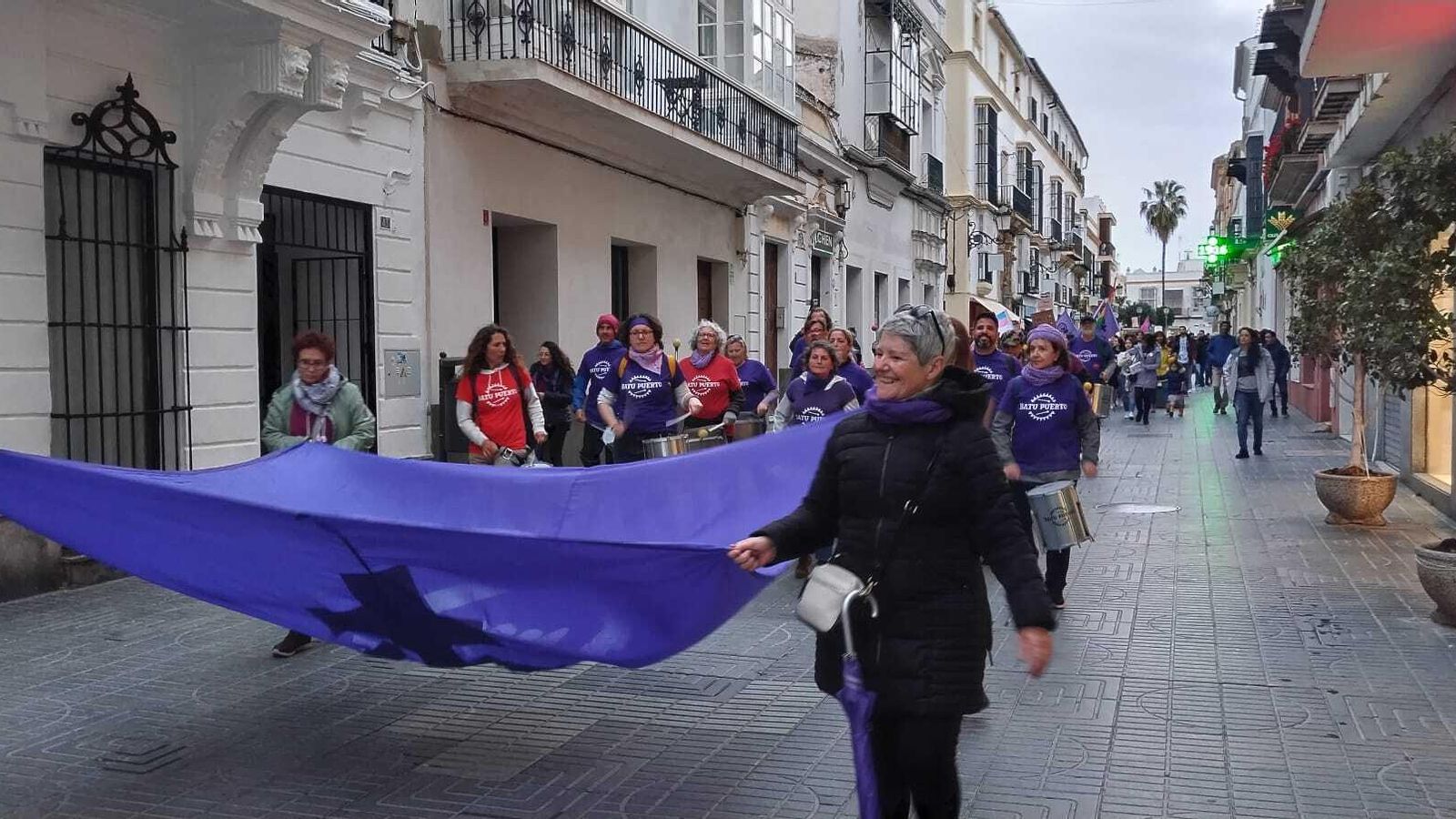 Una de las banderas moradas que portaban las participantes. Una de las banderas moradas que portaban las participantes.