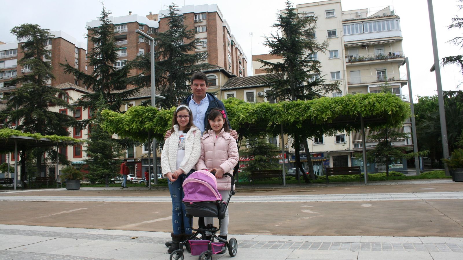 José Manuel, con sus dos hijas en el primer día de desconfinamiento para menores