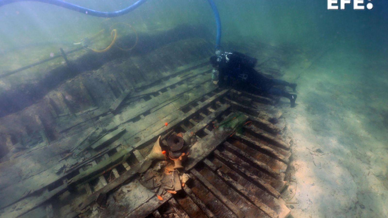 Un submarinista explora la zona