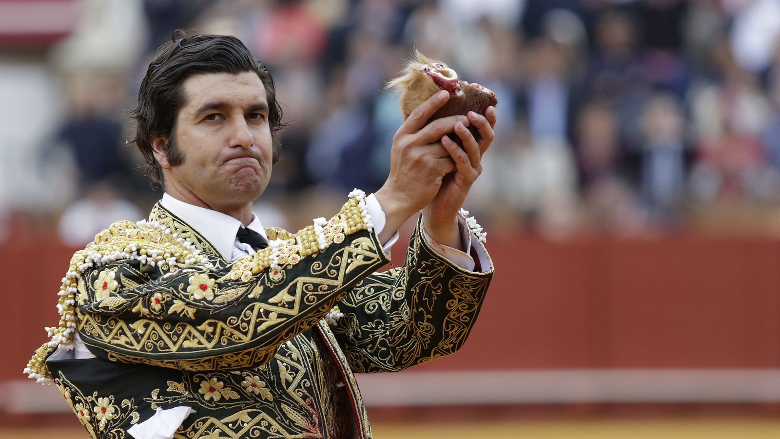 Morante de la Puebla, con el vestido que ha regalado al Baratillo