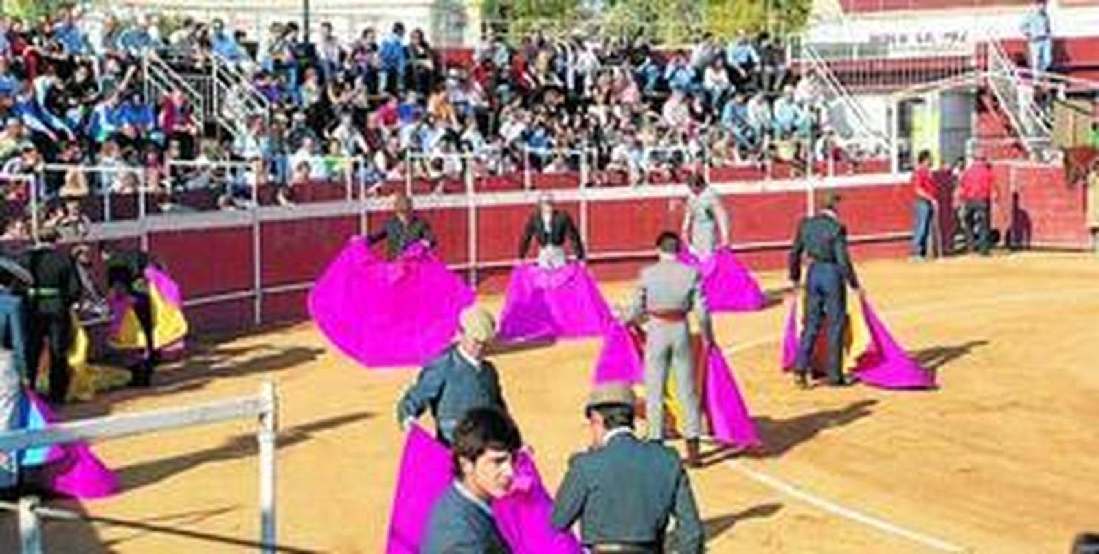 La mejor imagen de un festival solidario donde todos son destacados sobre el ruedo en cuanto a profesionales y como gente solidaria con dos causas necesitadas. Ayer muchos toreros sobre el albero dan fe de que el festival es ya toda una certeza.