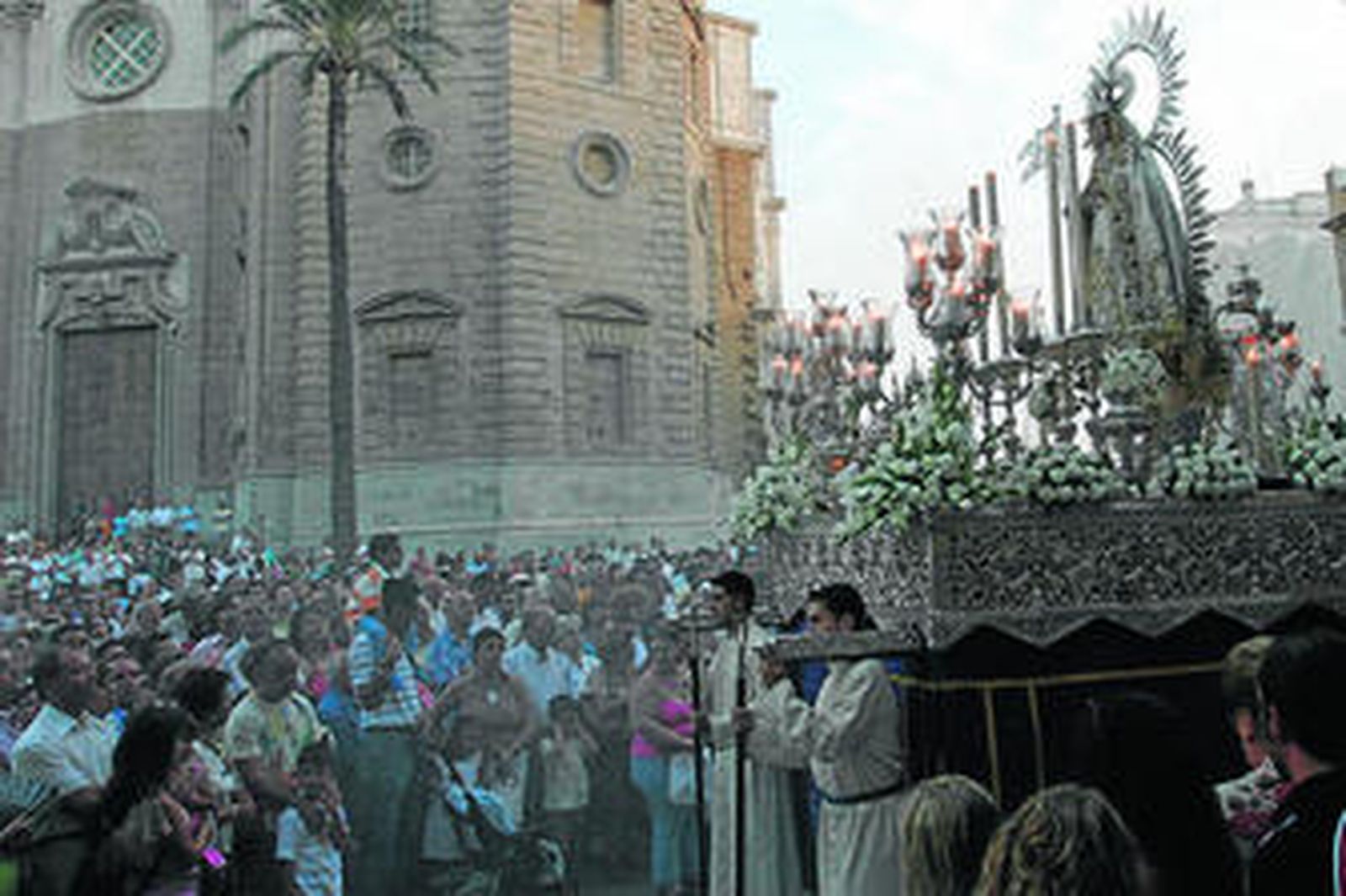 La Virgen del Poder Divino, en su última salida a las calles de Cádiz en el año 2005.