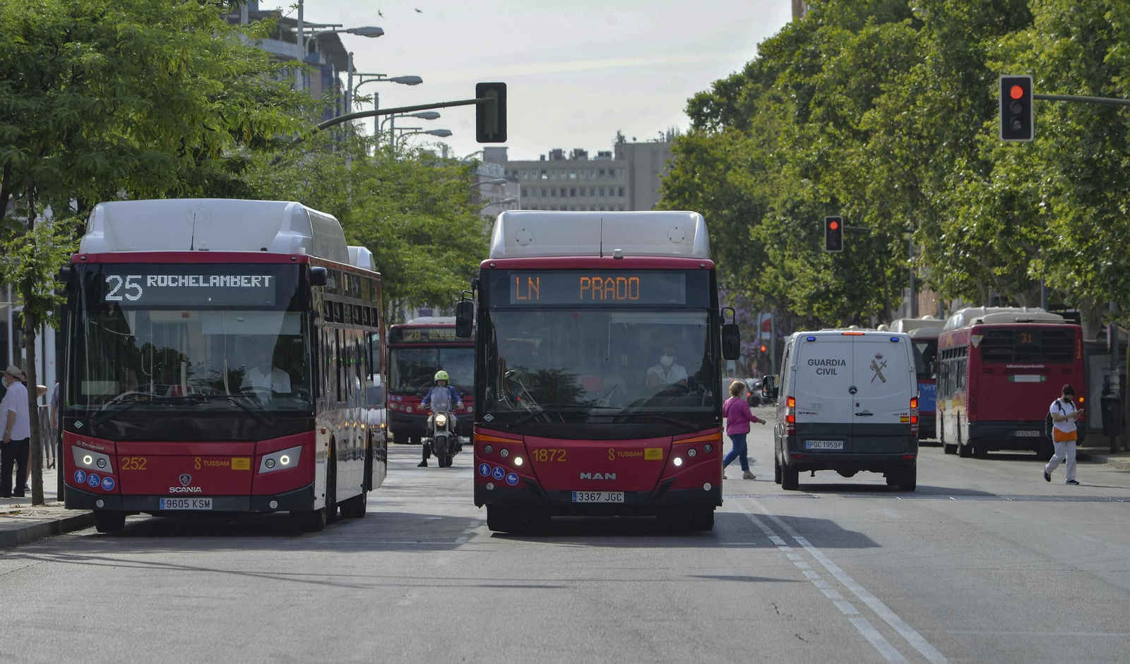 Un autobús de la línea Norte por el Prado.