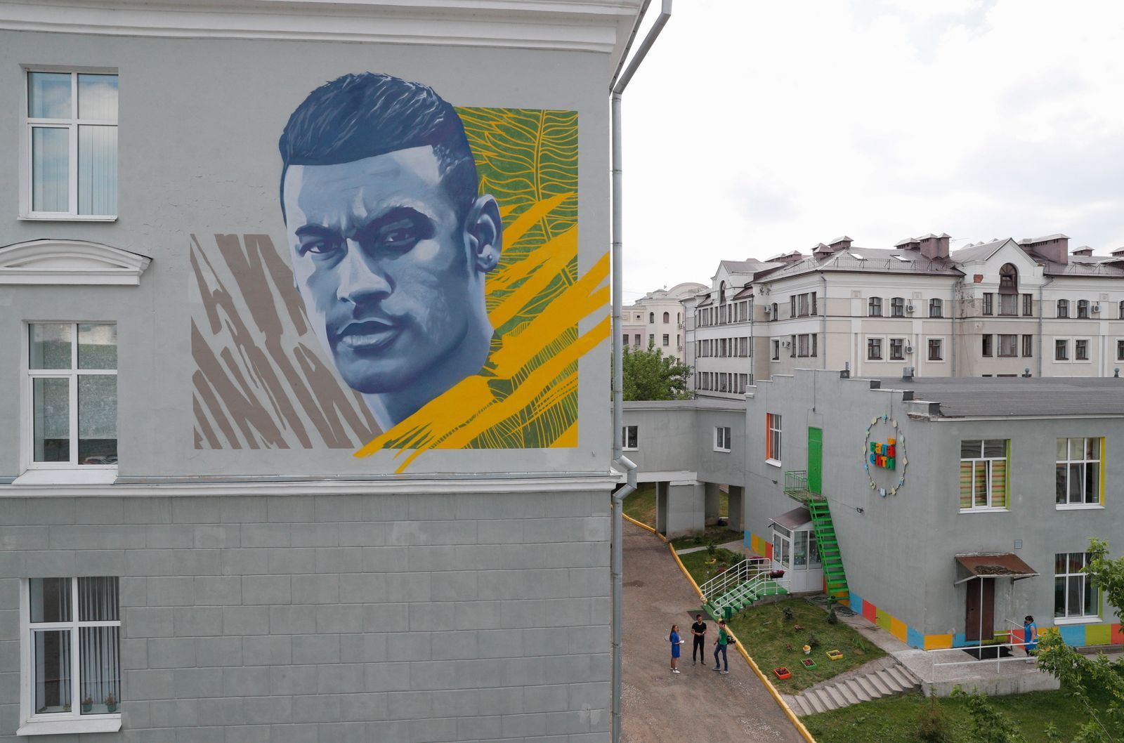 Mural con la cara de Neymar, en la fachada del hotel de concetración de Brasil en Kazán.