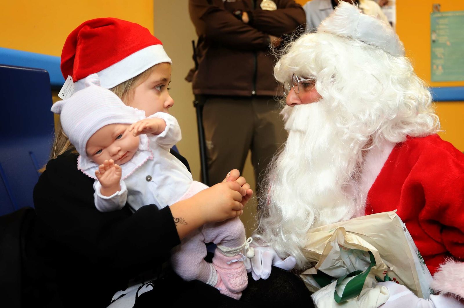 Imágenes de la visita de Papá Noel a los niños del hospital Juan Ramón Jiménez