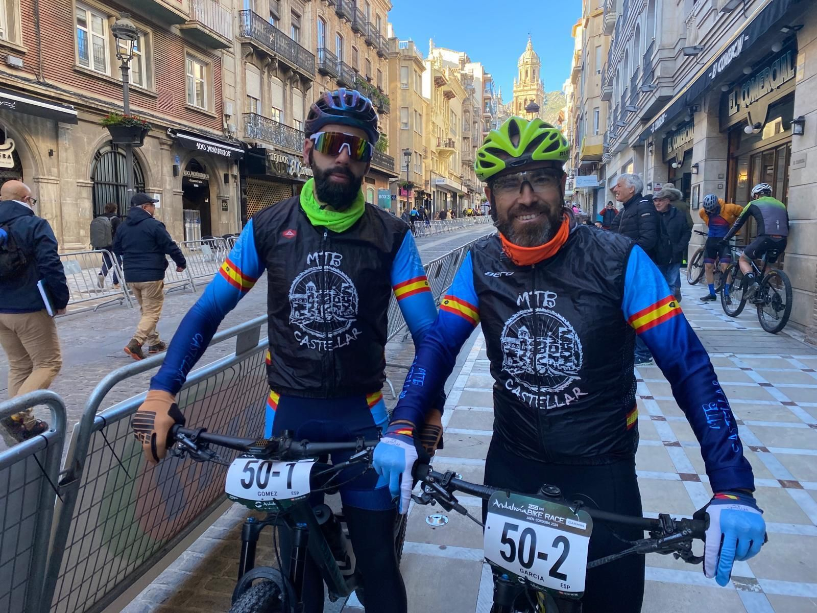 En imágenes: así ha salido a la Andalucía Bike Race desde la 'Carrera' de Jaén