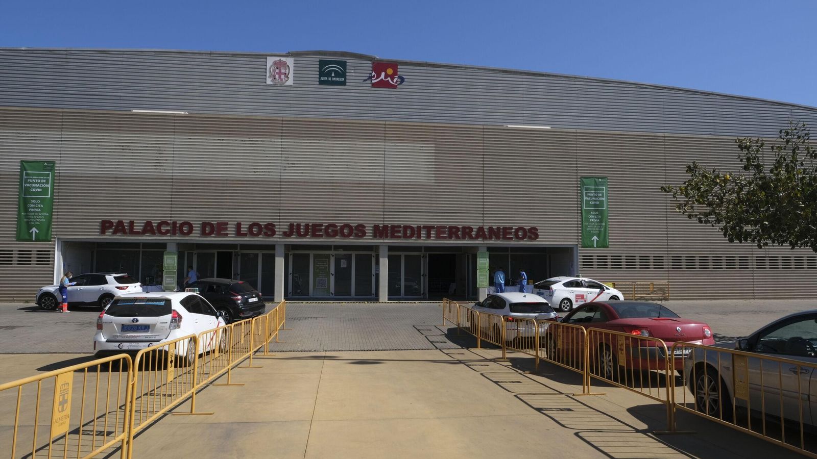 Filas de coches esperando para vacunarse en el Palacio de los Juegos Mediterráneos.