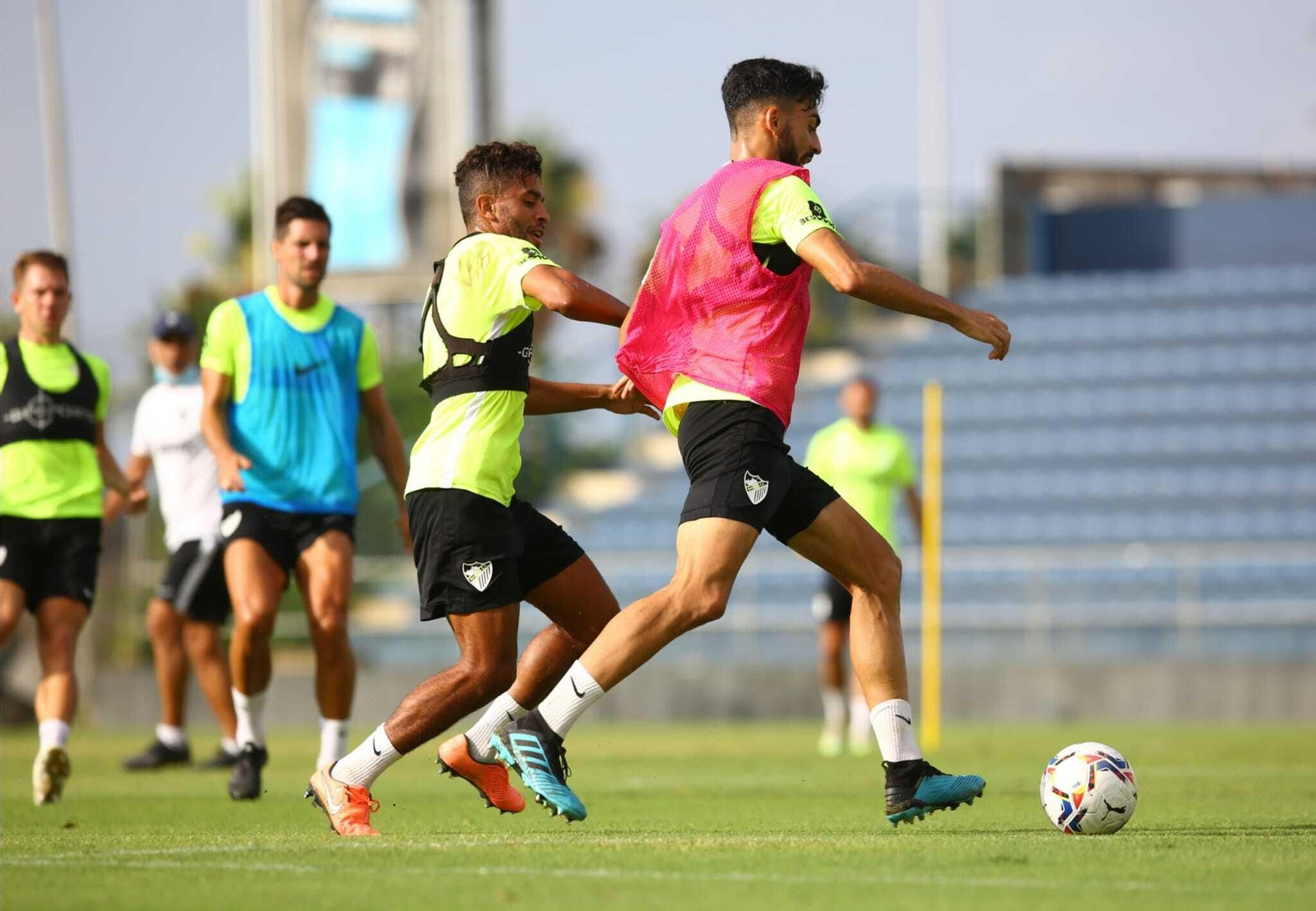 Juanda y Benkhemasa, con Rolón y Adrián de fondo.