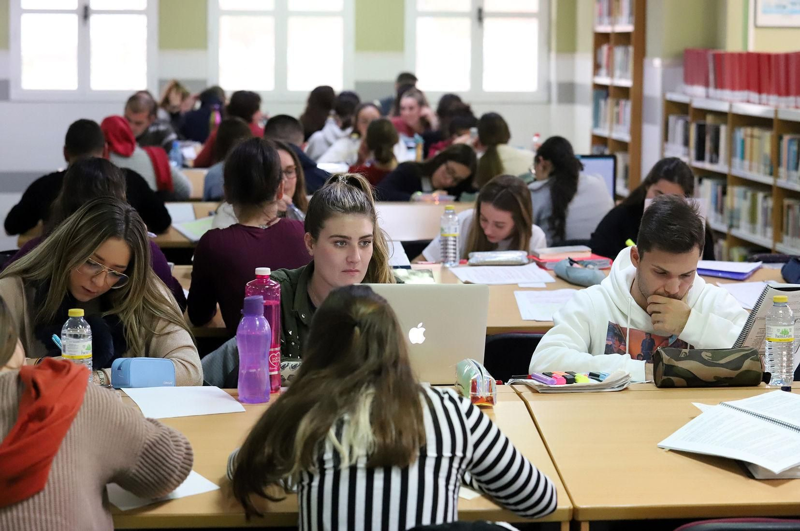 Alumnos de la Universidad de Huelva estudian en la biblioteca.